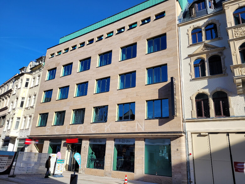 Fassade des Kaufhauses Schocken, wo unsere Niederlassung untergebracht ist