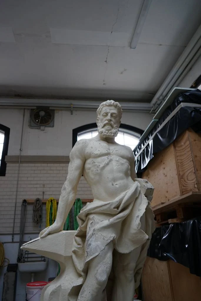 Hephaistos mit Zahnrad 