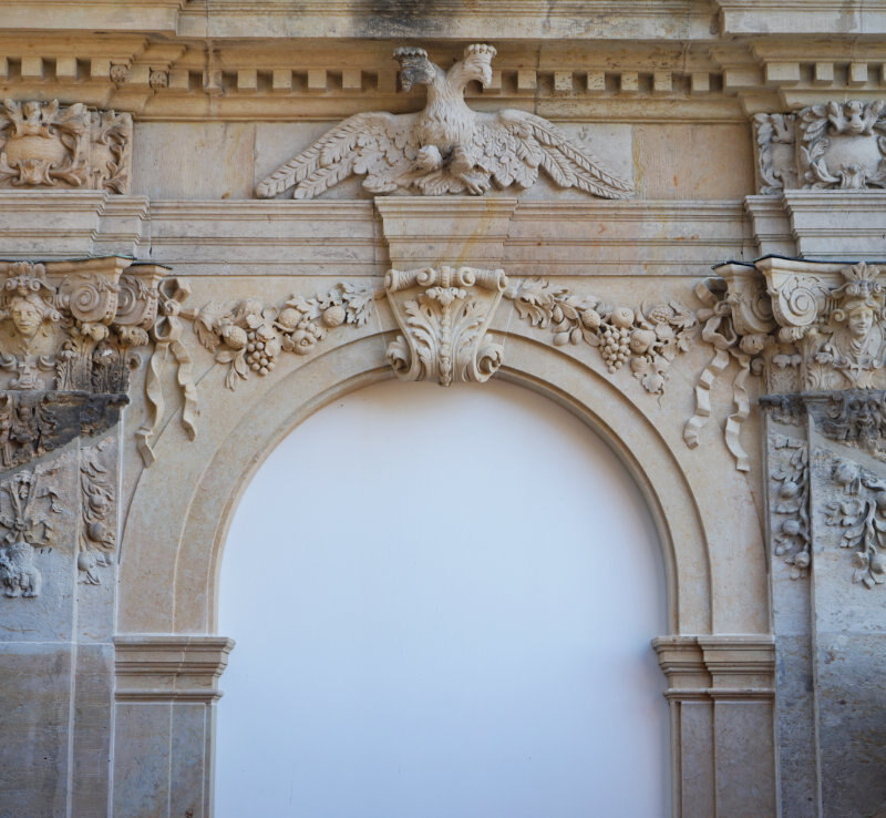 Detailansicht des rekonstruierten Bogens mit Fassadenschmuck. Sichtbar bleiben die Spuren des abgebrochenen alten Verbindungsbaus (Dachschrägen) zwischen Französischem Pavillon und der Gemäldegalerie Alte Meister.