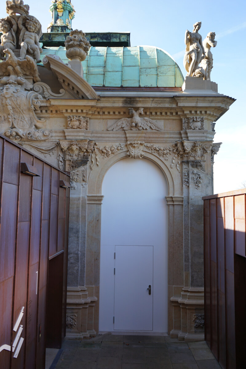 Rekonstruierte Fassadenelemente am Feld 18 des Französischen Pavillons. Die verloren gegangenen Fassadenelemente wurden durch die Zwingerbauhütte neu erstellt.