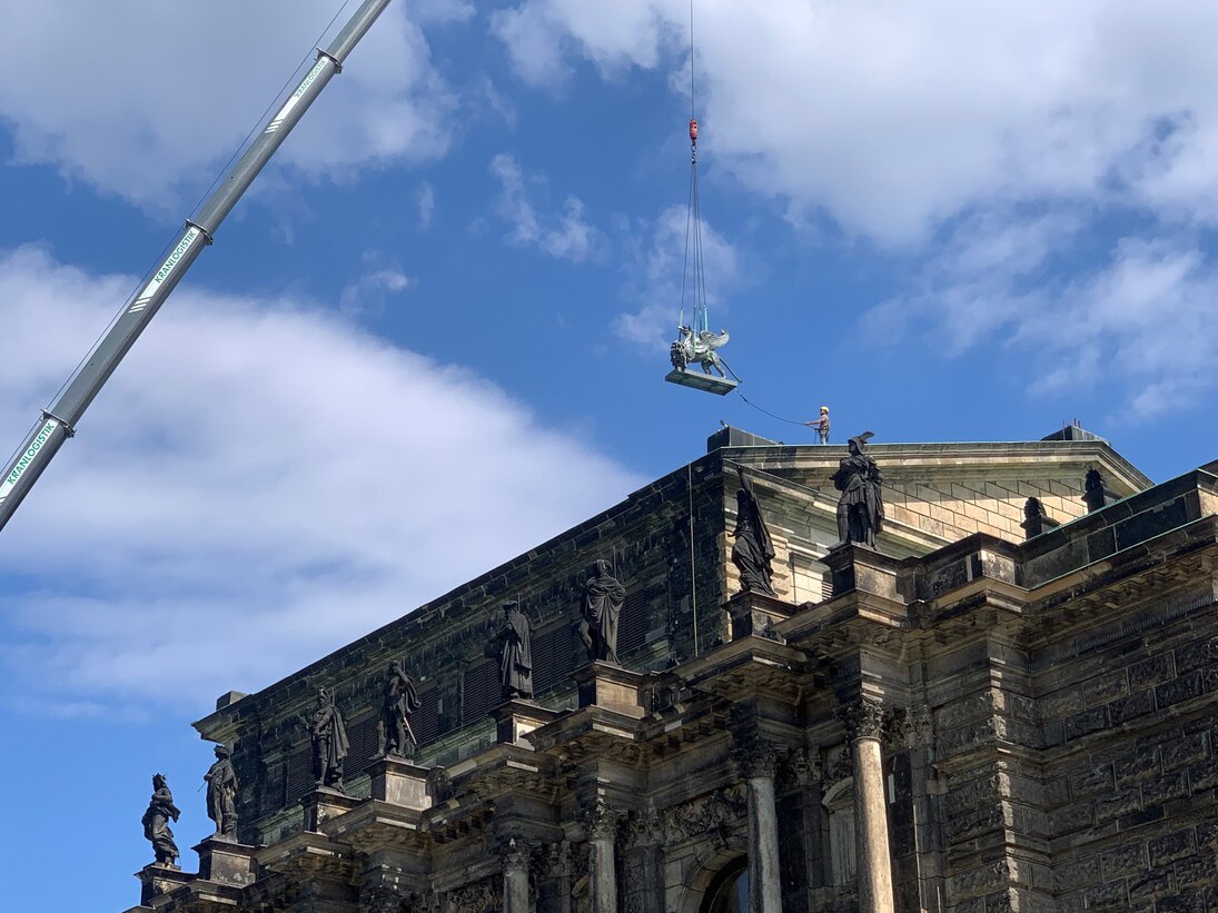 Nach einjähriger Sanierung kehren die Gussplastiken wieder zurück auf das Dach der Semperoper.