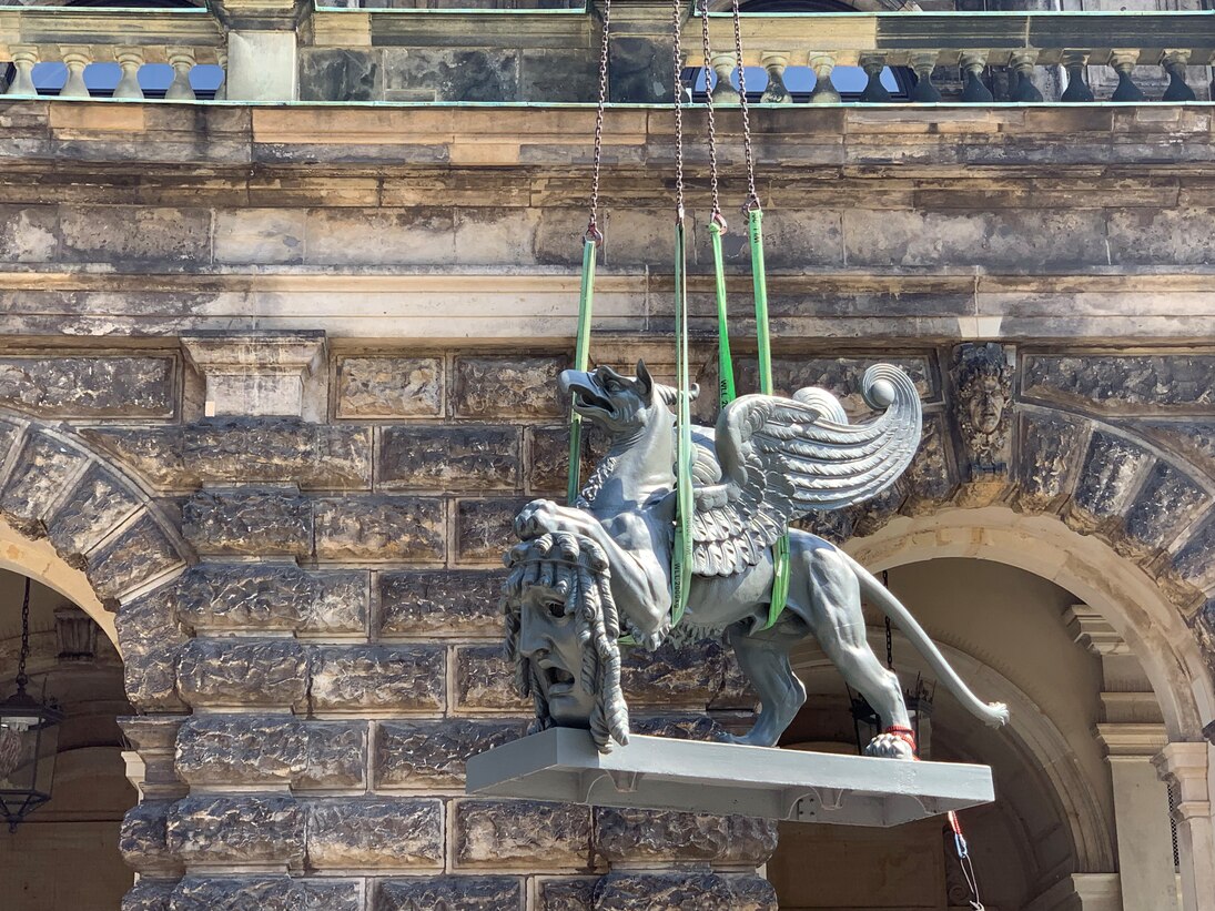 Nach einjähriger Sanierung kehren die Gussplastiken wieder zurück auf das Dach der Semperoper.