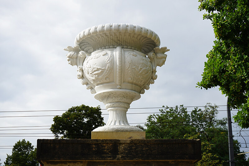 Die Vasen bestehen aus Carrara-Marmor und wurden von zehn Bildhauerinnen und Bildhauern anhand der Originale kopiert