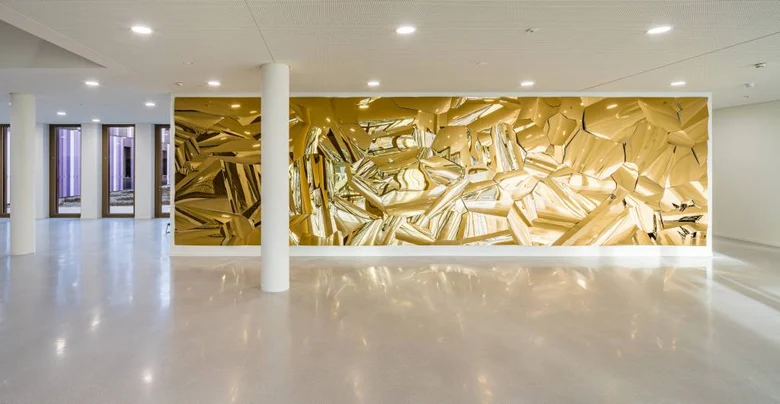 Das Kunstwerk &raquo;Solaris&laquo; des K&uuml;nstlers Axel Anklam befindet sich im Eingangsbereich des Kopfbaus des Zentrum sf&uuml;r effiziente Hochtemperaturstoffwandlung (ZeHS)