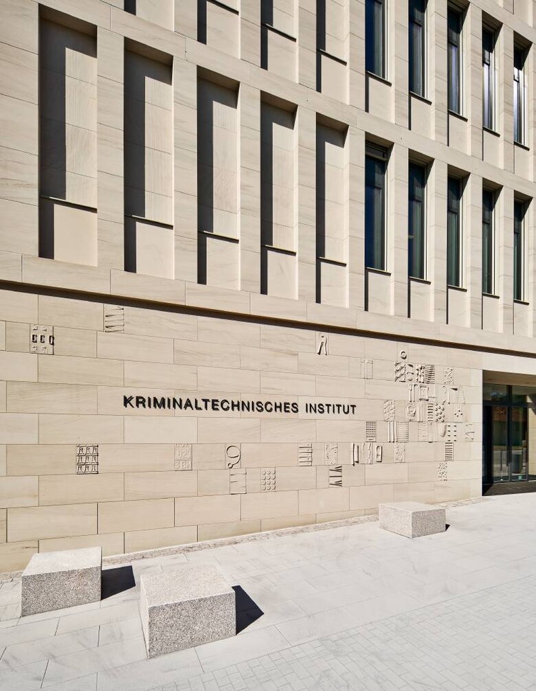 Das Kunstwerk &raquo;Spurensucher&laquo; ist unteranderem als Relief in der aus Sandsteinbestehenden Erdgeschossfassade des KTI eingearbeitet.