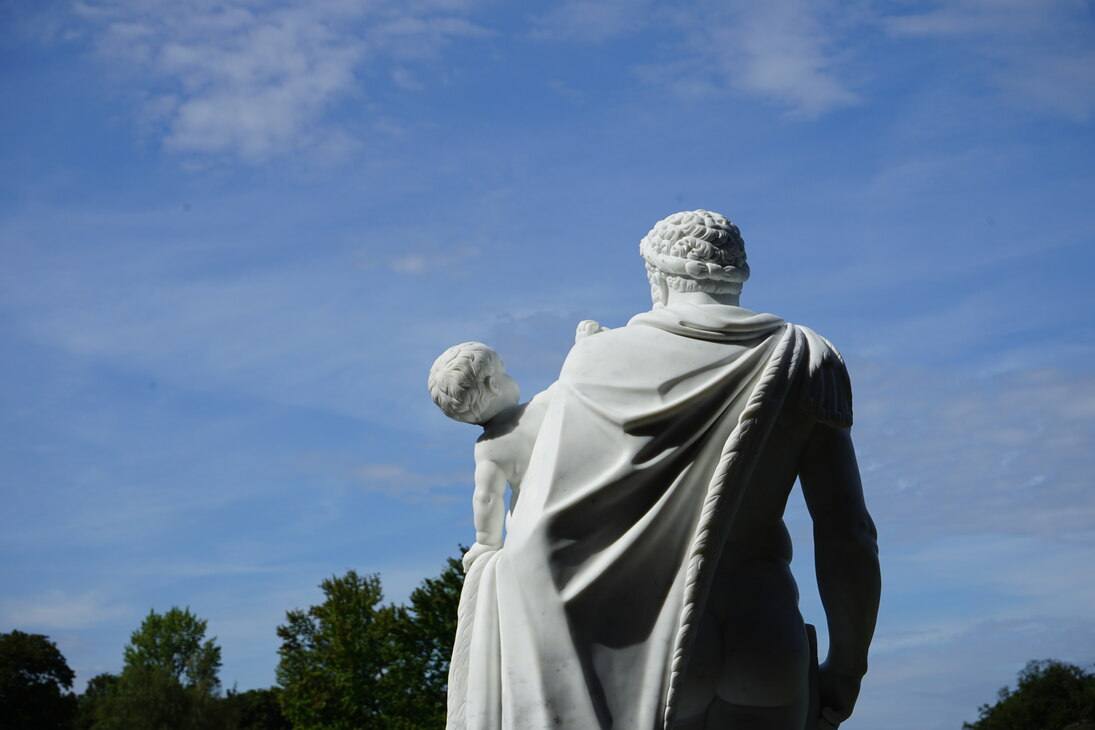 Herkules mit dem Telephosknaben blicken vom Palais in den Großen Garten