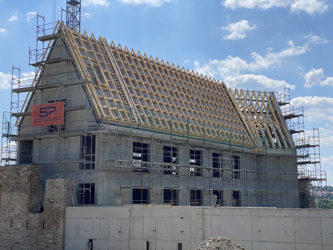 Das 62 Grad steile Dach des Mehrzweckgebäudes wird mit Schiefer gedeckt und künftig durch seine charakteristische Optik auch das Stadtbild mitprägen.