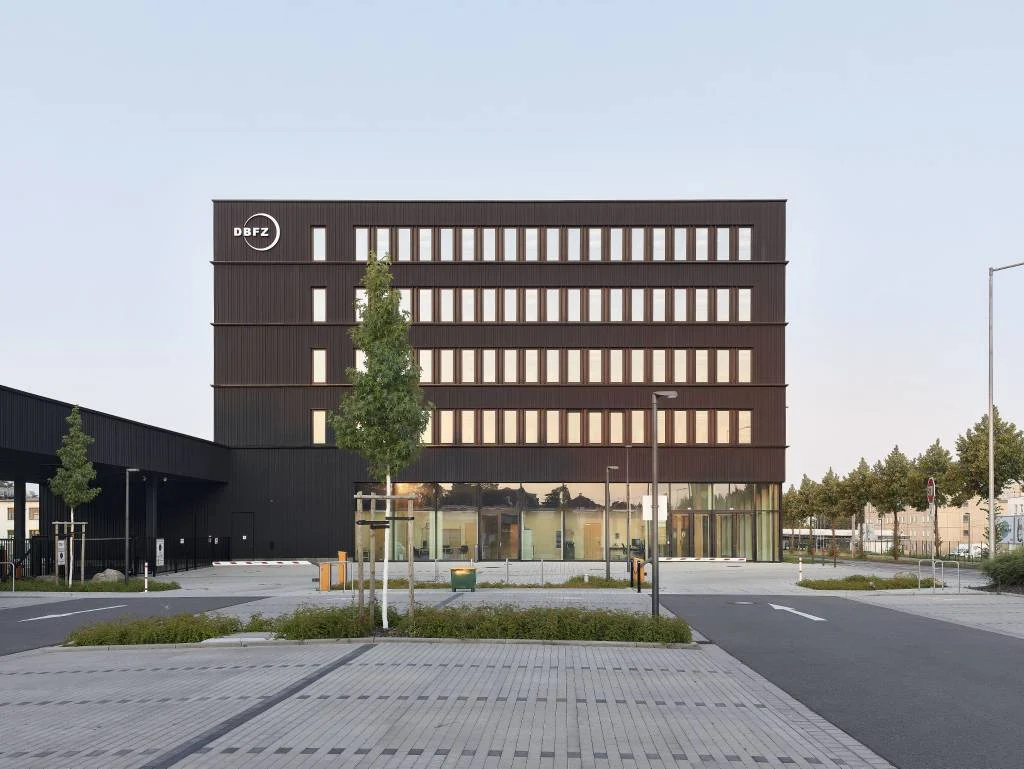 Das DBFZ tritt als neue Markierung entlang der Stra&szlig;e in Erscheinung.