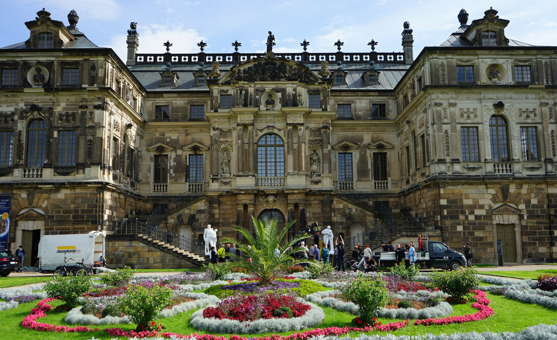 Die beiden Marmorskulpturen sind nun wieder vor dem Palais im Großen Garten aufgestellt