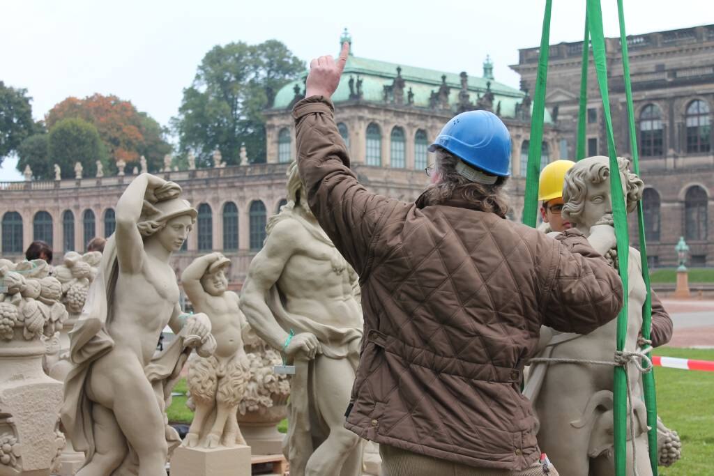 Aufheben der restaurierten Figuren auf das Kronentor des Dresdner Zwingers