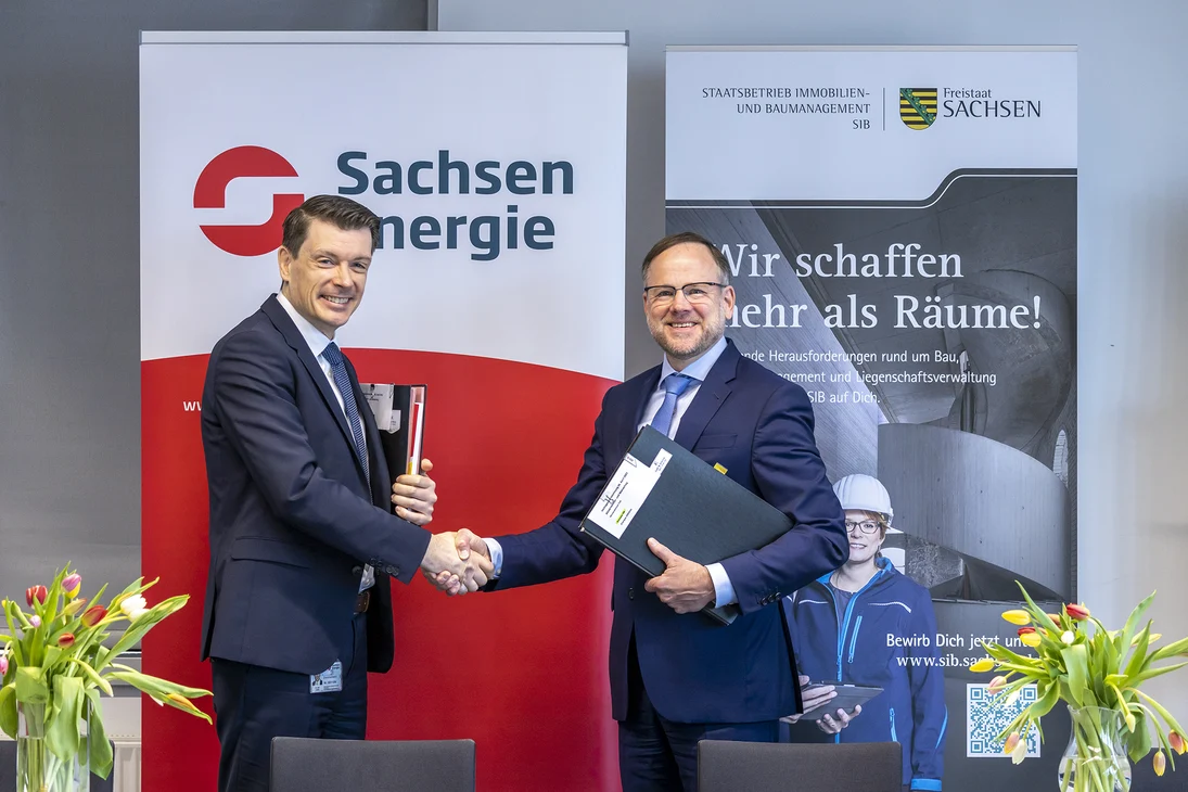 Dr. Axel Cunow, Vorstand SachsenEnergie (l.) und Oliver Gaber, Kaufm&auml;nnischer Gesch&auml;ftsf&uuml;hrer des SIB (r.) beschlossen am 6. April 2023 die vertraglichen Grundlagen zur nachhaltigen Nutzung der Abw&auml;rme des Hochleistungsrechners der TU Dresden.