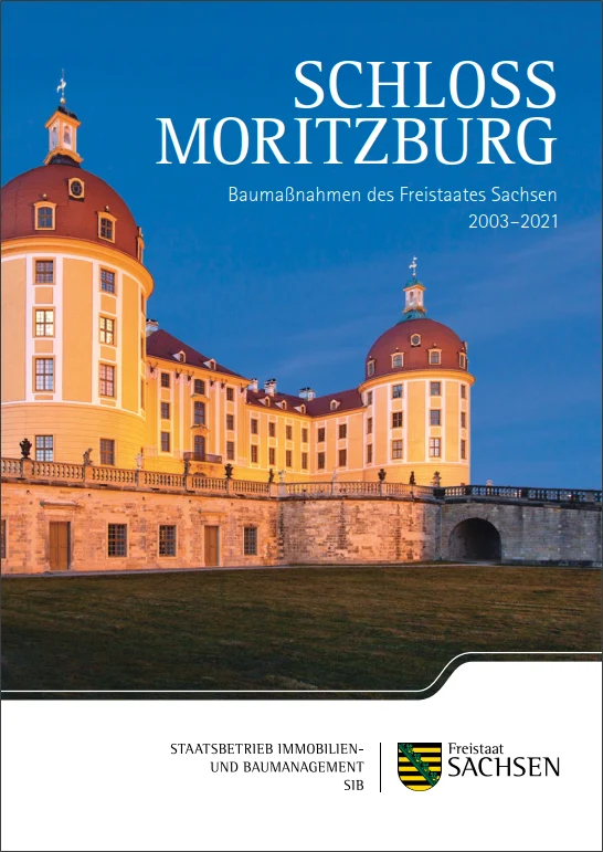Titelblatt der Brosch&uuml;re zeigt die Au&szlig;enansicht des Schloss Moritzburg in Abendstimmung, mit orangeleuchtender Fassade.