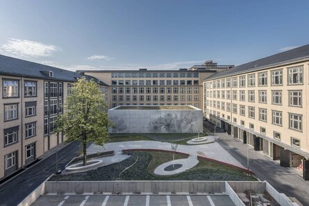 Hof des Barkhausen Baus mit dem Neubau des cfaed in der Mitte