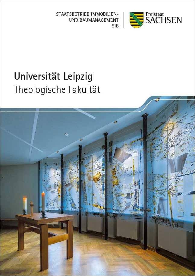Titelbild zeigt den Andachtsraum der Fakult&auml;t. Auf dem Altar stehen Kerzen. Dahinter bricht sanft das Tageslicht durch Buntglasfenster.