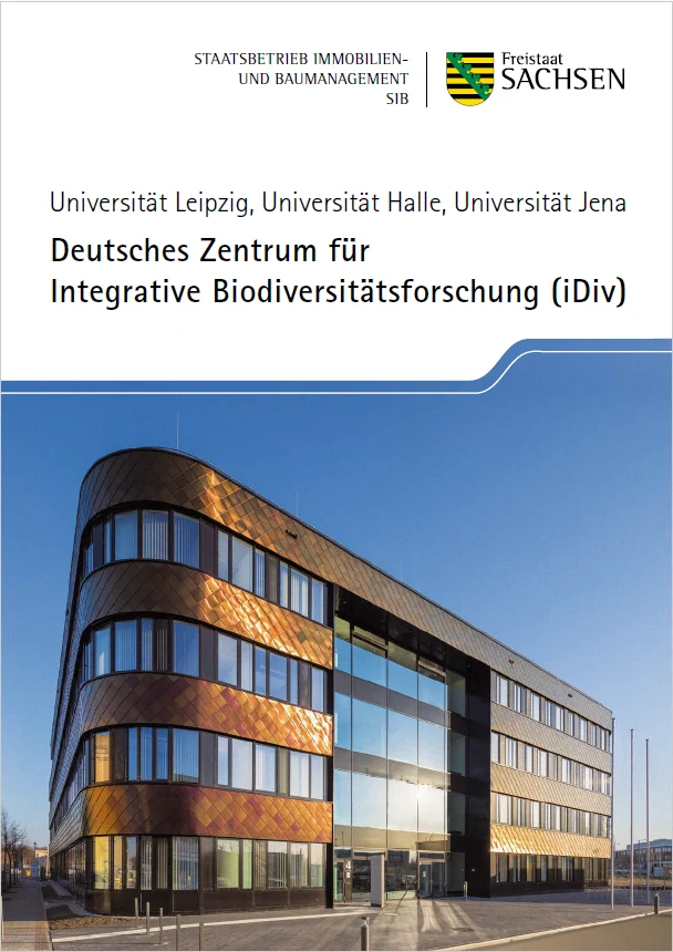 Titelbild zeigt die im Abendlicht schimmernde Fassade des Neubaus. Die wabenartig aufgebaute, metallische Fassade reflektiert das Sonnenlicht in bronze- und kupferfarbenen T&ouml;nen.
