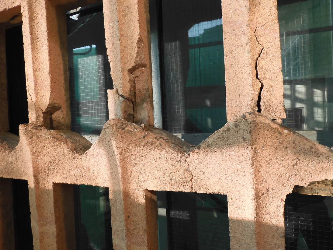 Detailansicht der Fassade des Turmtreppenhauses mit Art-Dec&oacute;-Elementen vor der Sanierung