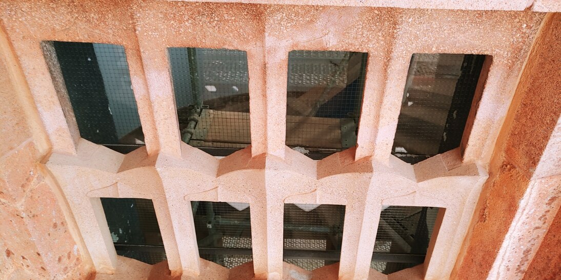 Detailansicht der sanierten Fassade des Turmtreppenhauses mit Art-Decó-Elementen