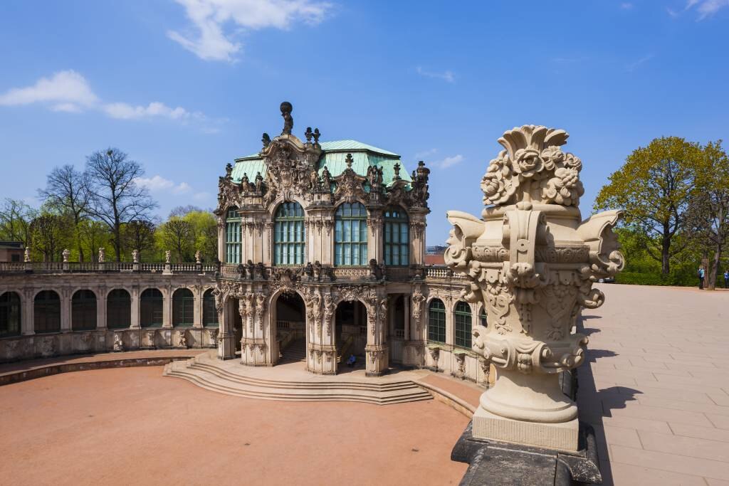 Blick auf dem Wallpavillion, im Vordergrund eine restaurierte Vase