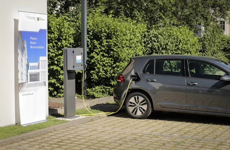 Auto an der Lades&auml;ule